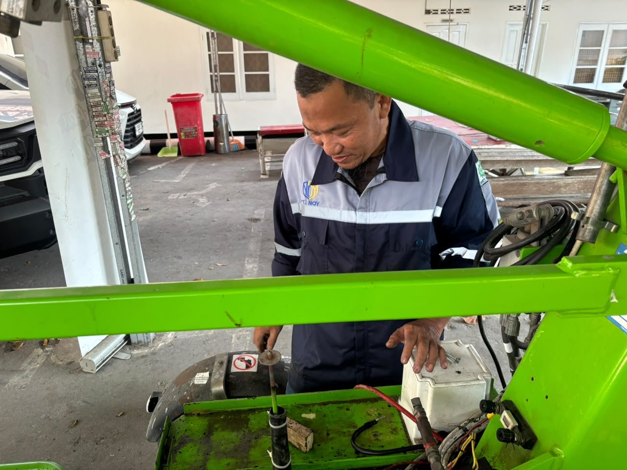 Detail pekerjaan perbaikan dan servis